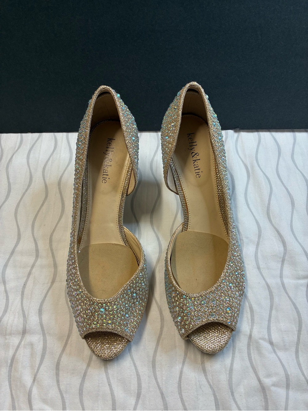 PreOwned Kelly & Katie Glitter Peep-Toe Pumps in Gold